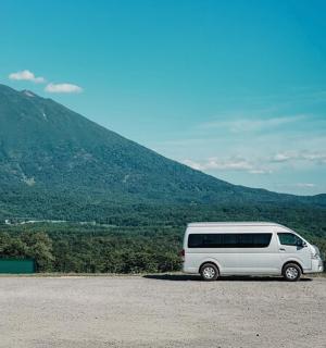 一辆白色货车停在山前