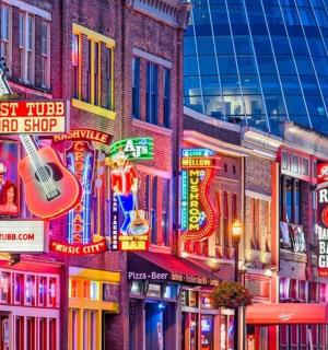 建筑物侧面的一组标志