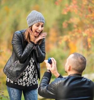 žena fotící muže fotoaparátem