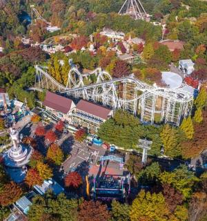 带有过山车的游乐园的俯视图