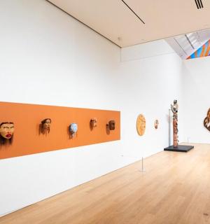 velká bílá galerie s uměním na stěnách