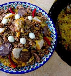 桌子上有一碗食物,旁边还有一盘食物