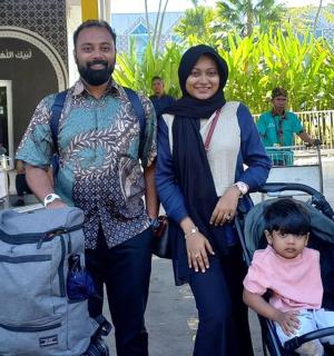 一名男子和一名女子推着婴儿车