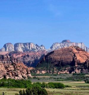 红色岩石山脉的景色