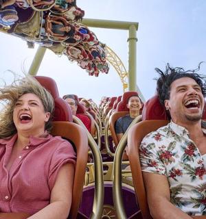 skupina lidí jedoucí na horské dráze