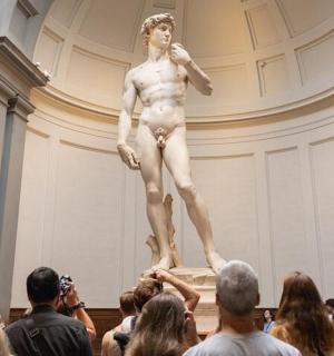 一群人在博物馆里拍摄雕像