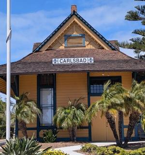 正面有标志的建筑物