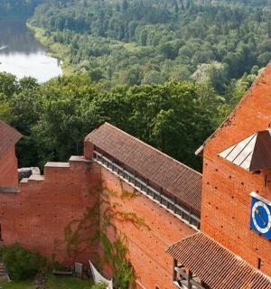 砖砌建筑的鸟瞰图，背景是一条河流