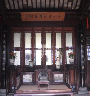 velké dřevěné dveře s oknem v budově