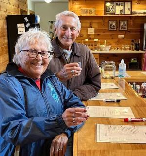 muž a starší žena sedící u stolu