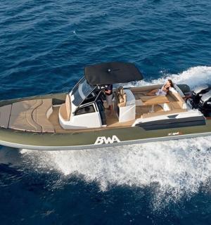 水中有一艘船，上面有两个人