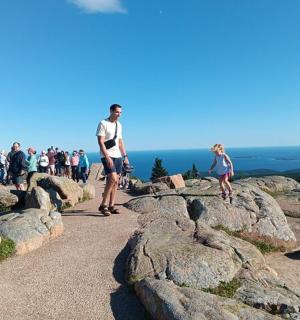 一群人站在山顶上