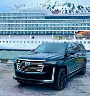 一辆黑色 SUV 停在一艘游轮前