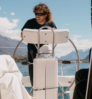 ชายคนหนึ่งยืนอยู่บนท้ายเรือ