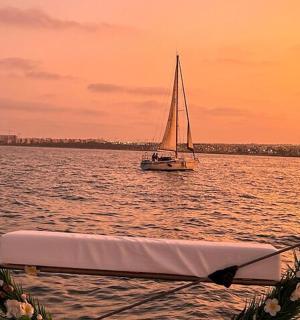 ein Boot im Wasser mit einem Segelboot