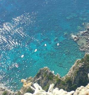 pohled na oceán s loděmi ve vodě