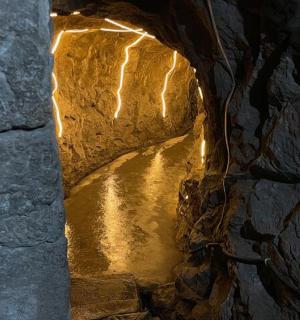 洞穴中有河流的石隧道