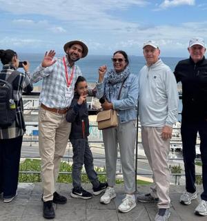 一群人在大海前摆姿势拍照