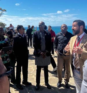 一群人站在一起