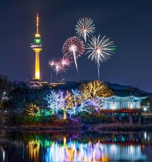 un espectacle de focs artificials amb la torre d'Osaka al fons