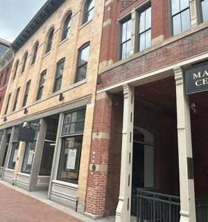 cihlová budova s nápisem tržiště na ulici