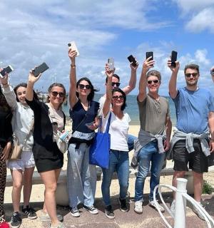 一群人举着手机