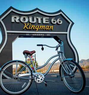 kolo zaparkované před cedulí Route Kingdom