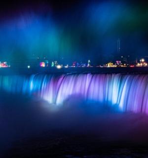 夜晚灯光下的瀑布景观