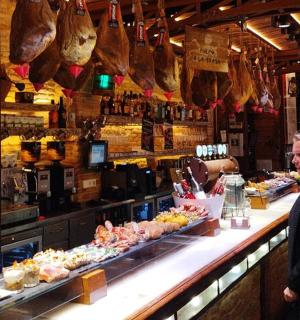 一位女士站在面包店的柜台前