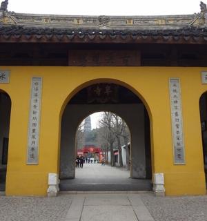 vchod do budovy s klenutým průchodem