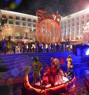 skupina lidí stojících na schodech před budovou