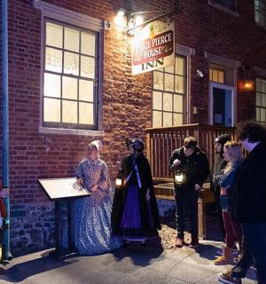 一群人站在一栋砖砌建筑外