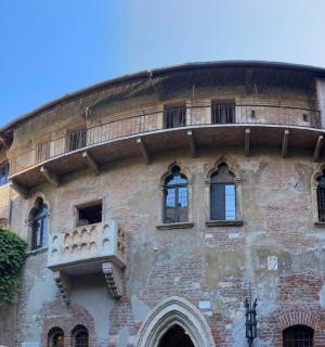 一座顶部有阳台的老建筑