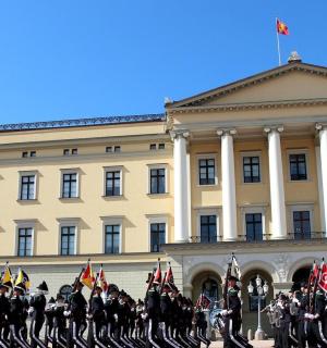 一群身穿制服的士兵站在一栋建筑物前