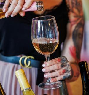 una dona s'està servint una copa de vi