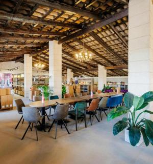 一间有长桌和椅子的大房间