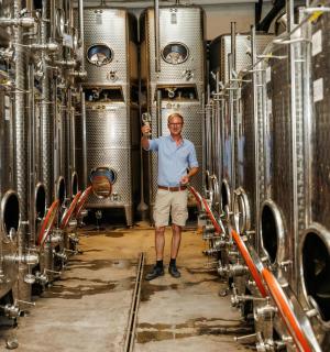 一名男子站在酒窖中央