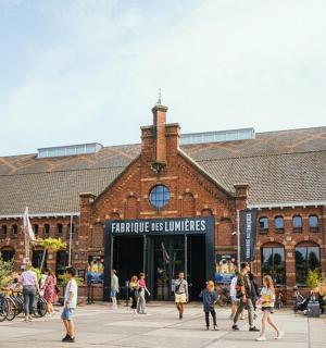 一群人在建筑物前行走