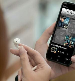 一个人拿着一个白球和遥控器