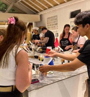 站在柜台旁的一男一女