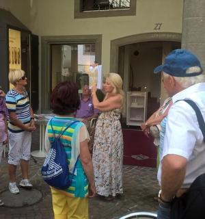 一群人站在建筑物外面