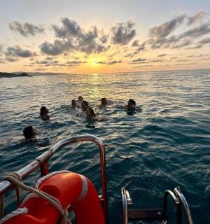 eine Gruppe von Menschen im Wasser auf einem Boot