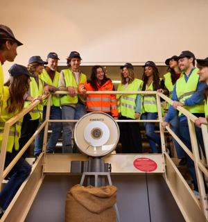 一群穿着黄色背心的人聚集在一个房间里