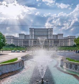 ein Brunnen vor einem großen Gebäude