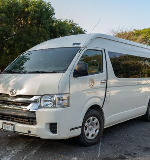 一辆白色货车停在停车场