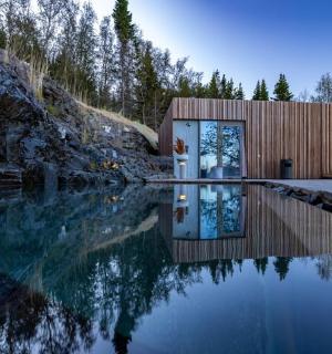 一座小木屋，在水中倒映