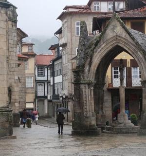 撑着伞走在街上的人