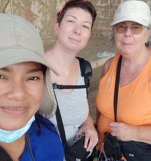 skupina tří žen stojících vedle sebe