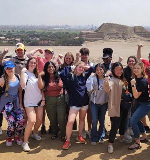 Skupina lidí pózujících pro fotografii u theramid