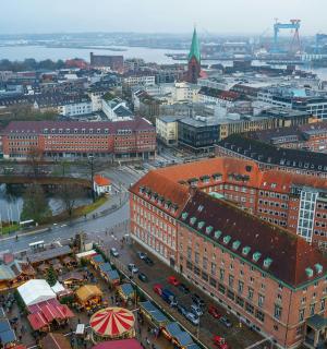 鸟瞰城市与建筑和河流